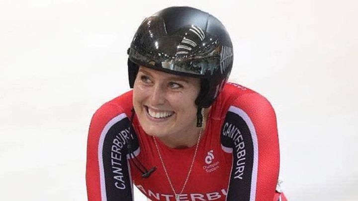 La ciclista neozelandesa Olivia Podmore, durante una competición de ciclismo en pista.