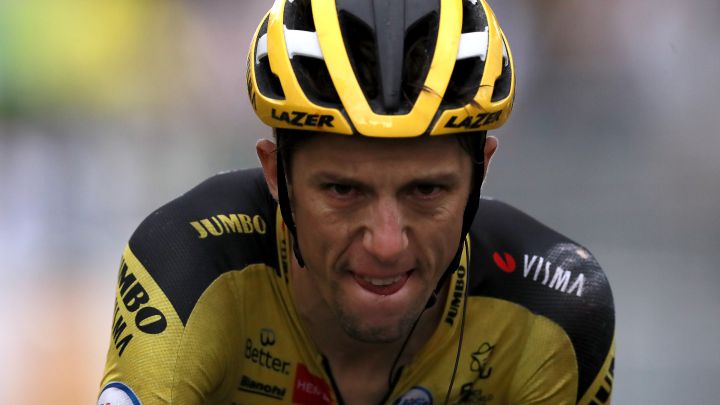 George Bennett llega a meta durante la primera etapa del Tour de Francia 2020 en Niza.