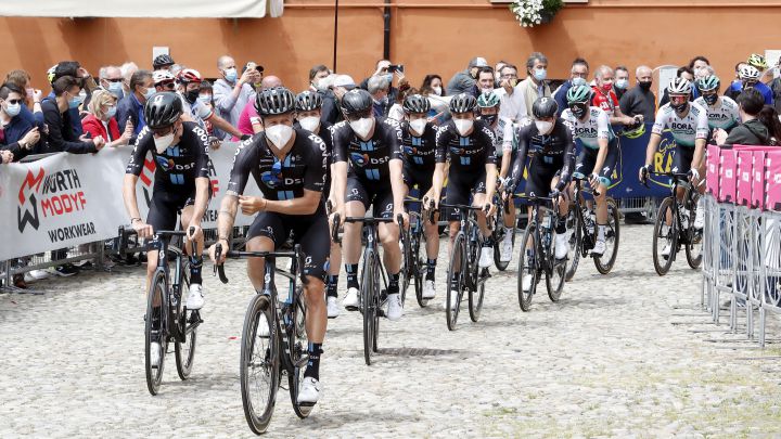 Los ciclistas del equipo DSM, durante una etapa en el Giro de Italia 2021.