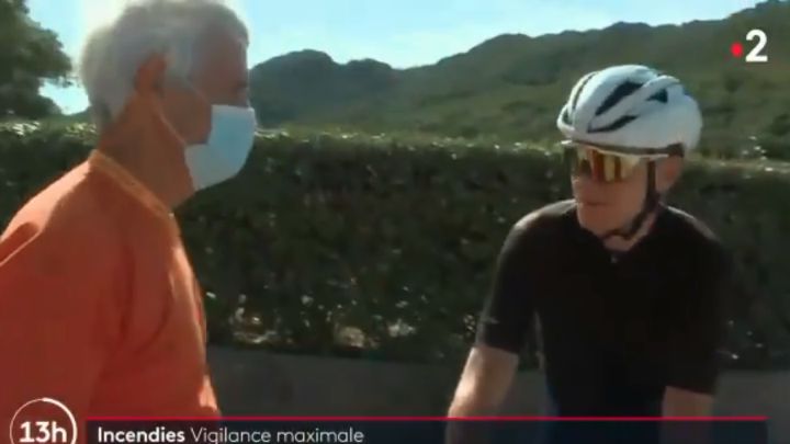 Chris Froome habla con un guarda forestal mientras entrenaba por los alrededores de su residencia en Mónaco.