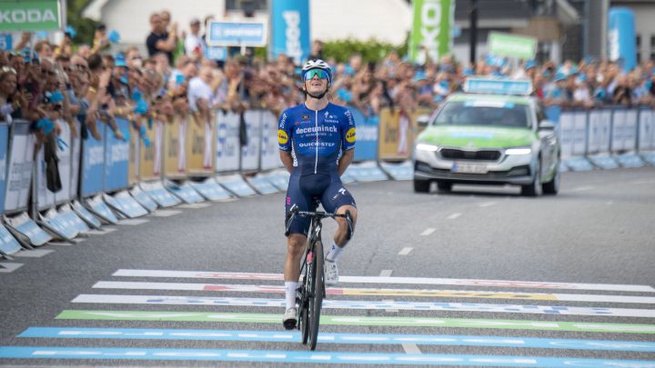 El ciclista belga Remco Evenepoel celebra su victoria en la tercera etapa de la Vuelta a Dinamarca 2021 en Velje.