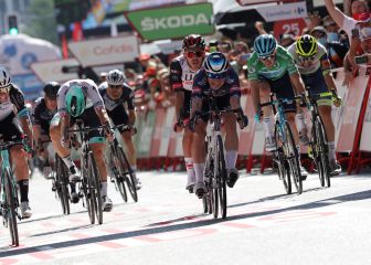 Philipsen se impone a Jakobsen en la meta