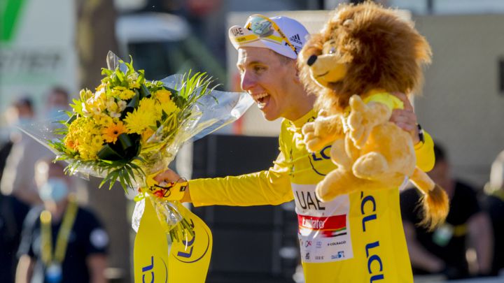 Tadej Pogacar celebra su victoria en la general del Tour de Francia 2021 en el podio de los Campos Elíseos.