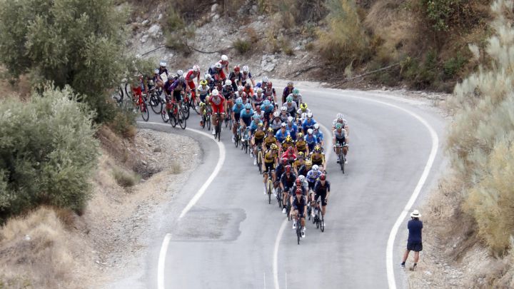El pelotón rueda durante la novena etapa de La Vuelta 2021 entre Puerto Lumbreras y el Alto de Velefique.