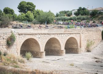 El pelotón transita por el Puente de San Isidro