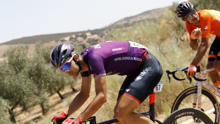 El ciclista del Burgos-BH Diego Rubio rueda en la fuga en la decimotercera etapa de la Vuelta a España 2021 entre Belmez y Villanueva de la Serena.