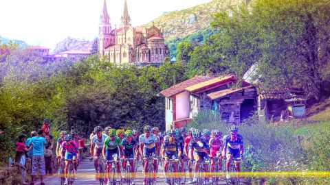 La cima de la Vuelta mira a los Lagos de Covadonga