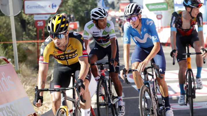 El ciclista español del Movistar Enric Mas llega a la meta del Pico Villuercas junto a Primoz Roglic y Egan Bernal en la decimocuarta etapa de la Vuelta a España 2021.