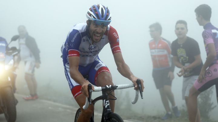 El ciclista del Groupama-FDJ Thibaut Pinot asciende a Lagos de Covadonga en la decimoquinta etapa de la Vuelta a España 2018.