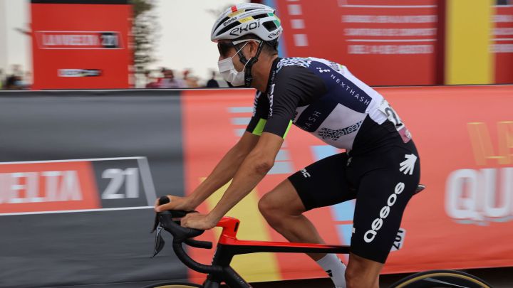 El italiano del Qhubeka-NextHash Fabio Aru se dirige al control de firmas antes de la décima etapa de la Vuelta a España entre Roquetas de Mar, en Almería, y Rincón de la Victoria.