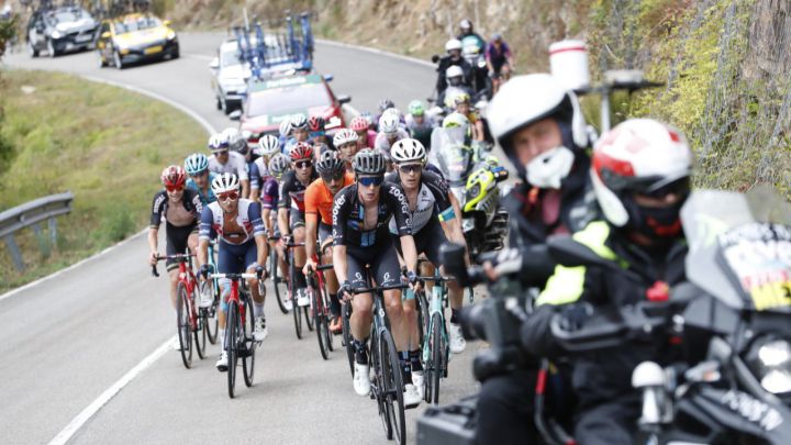 Los escapados ruedan durante la decimoctava etapa de La Vuelta entre Salas y la llegada al Alto del Gamoniteiro.