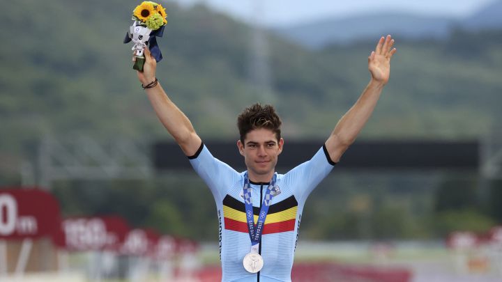 El ciclista belga Wout Van Aert posa en el podio tras ganar la medalla de plata en la prueba de fondo de ciclismo en ruta en los Juegos Olímpicos de Tokio 2020.