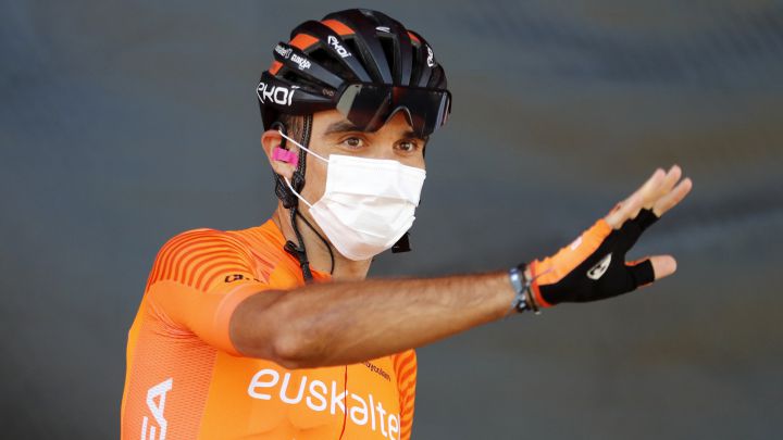 El ciclista del Euskaltel-Euskadi saluda antes de la decimocuarta etapa de La Vuelta entre Don Benito y el Pico Villuercas.