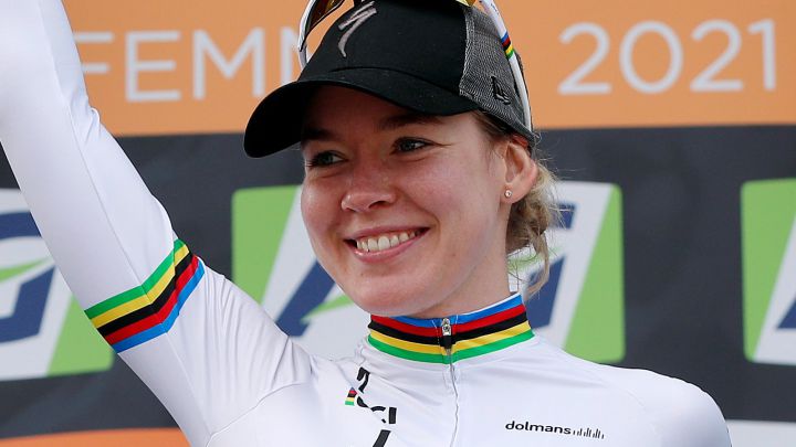 La campeona del mundo de ciclismo, la neerlandesa Anna Van der Breggen, en el podio tras una carrera.