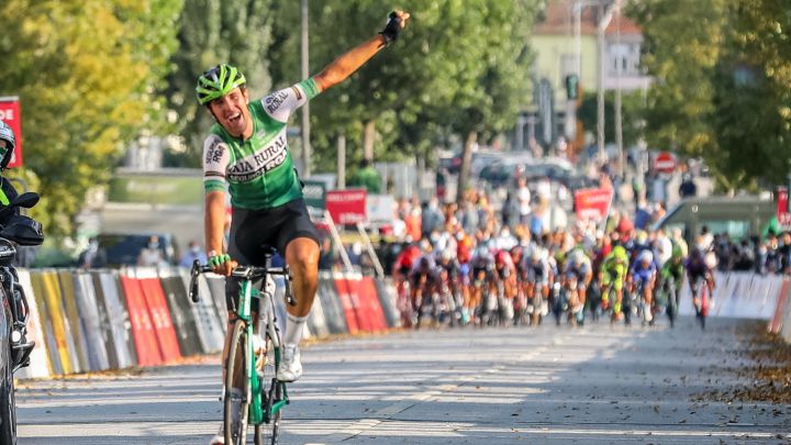 El ciclista del Caja Rural - Seguros RGA Oier Lazkano celebra su victoria de etapa en la Vuelta a Portugal 2020.