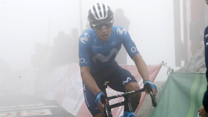 El ciclista colombiano del Movistar Miguel Ángel López llega a la cima del Gamoniteiro como ganador de la decimoctava etapa de La Vuelta 2021