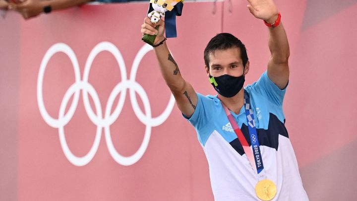 El ciclista Primoz Roglic posa con la medalla de oro tras proclamarse campeón olímpico de contrarreloj en los Juegos Olímpicos de Tokio 2020.