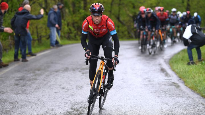 El ciclista del Bahrain-Victorious Mikel Landa ataca en la cuarta etapa del Giro de Italia 2021 con final en Sestola.