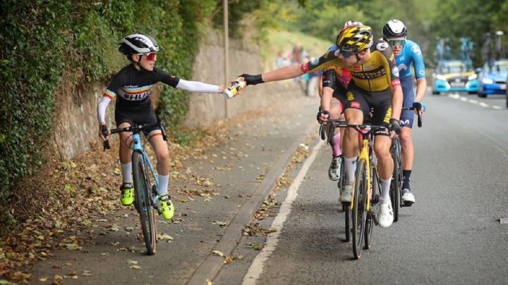 El ciclista del Jumbo-Visma Pascal Eenkhorn le entrega un bidón al joven ciclista Xander Graham durante la séptima etapa del Tour of Britain, el Tour de Gran Bretaña.