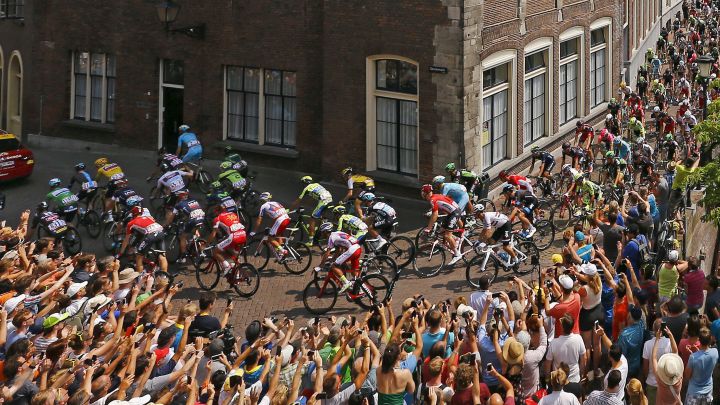 El pelotón rueda por las calles de Utrecht en la salida de la segunda etapa del Tour de Francia de 2015.  