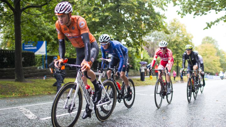 El neerlandés Mathieu Van der Poel rueda junto a Gianni Moscon, Mads Pedersen y Matteo Trentin en la prueda de fondo de los Mundiales de Ciclismo en Ruta de Yorkshire 2019.