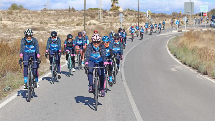 Imagen de una grupeta durante una salida en bici de las quedadas #WomenInBike promovidas por la Real Federación Españoal de Ciclismo.