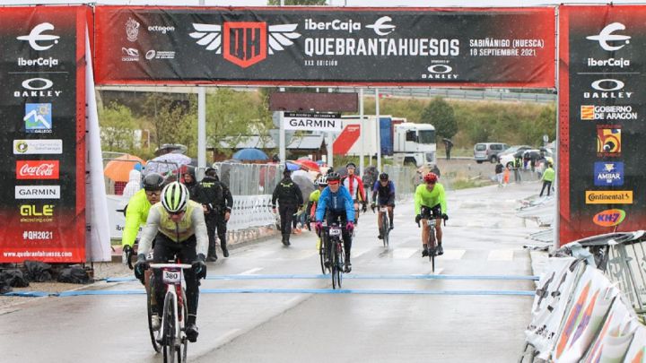 Ciclistas llegando a la meta de la Quebrantahuesos 2021.