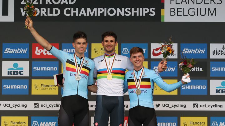 El ciclista italiano Filippo Ganna celebra su victoria en la prueba contrarreloj de los Mundiales de Ciclismo en Ruta de Flandes acompañado por los belgas Wout van Aert, plata, y Remco Evenepoel, bronce.