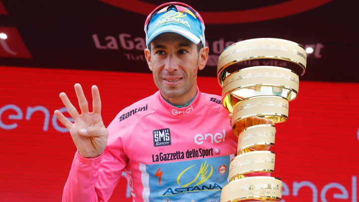 El ciclista italiano Vincenzo Nibali posa con la maglia rosa como campeón del Giro de Italia 2016 durante su primera etapa como corredor del Astana.
