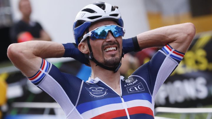 Julian Alaphilippe se muestra sonriente tras proclamarse campeón del mundo de ciclismo en ruta 2021.