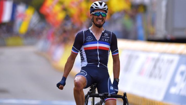 Julian Alaphilippe cruza la línea de meta y se proclama campeón del mundo de ciclismo en ruta 2021.