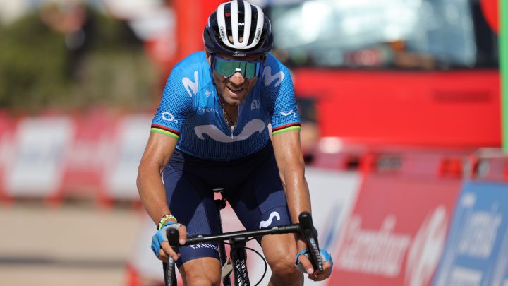 El ciclista español del Movistar Alejandro Valverde llega a meta tras la sexta etapa de la Vuelta a España entre Requena y el Alto de la Montaña de Cullera.