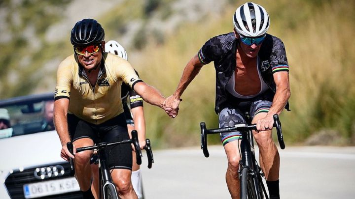 Jan Ullrich y Lance Armstrong se dan la mano durante una salida en bicicleta en Mallorca.