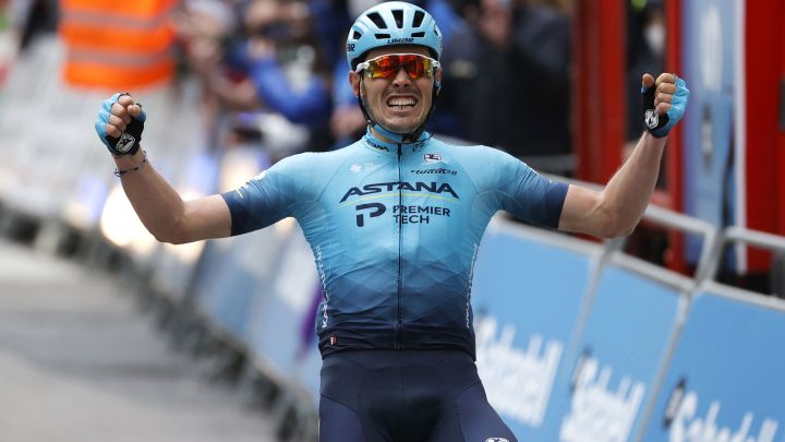 El corredor Alex Aranburu, del equipo Astana Premiertech, celebra su victoria en la segunda etapa de la Vuelta al País Vasco 2021 con final en Sestao.