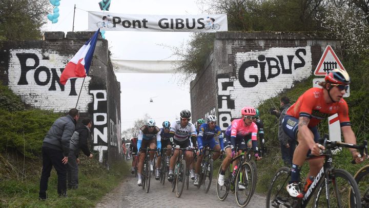 El pelotón pasa por el tramo de pavés de Pont Gibus durante la París-Roubaix de 2019.