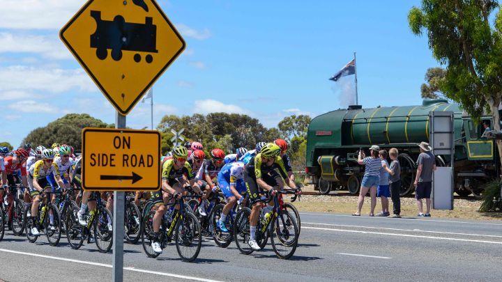 El pelotón rueda por la zona de Cockle Train durante la quinta etapa del Tour Down Under 2020.