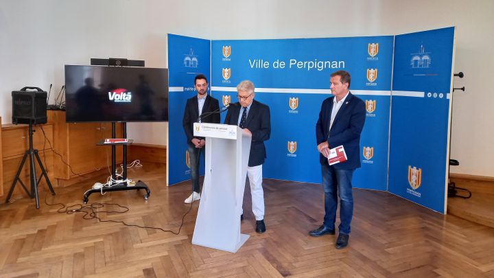 El alcalde de Perpiñán Louis Aliot, el concejal de Deportes Sebastien Menard y el director de la Volta a Catalunta Rubèn Peris comparecen en rueda de prensa tras el convenido firmado por el que la ciudad será salida y meta de etapa en la Volta a Catalunya 2022.