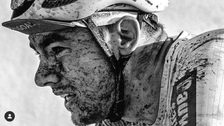 El ciclista belga Tom Paquot, con la cara llena de barro durante la disputa de la París-Roubaix.