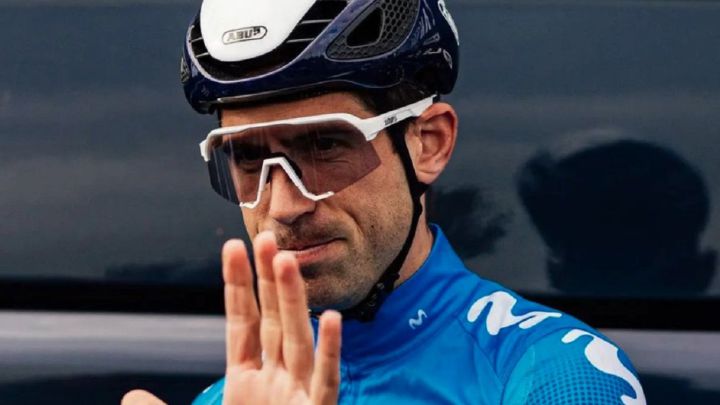 El ciclista del Movistar Imanol Erviti saluda durante una carrera.