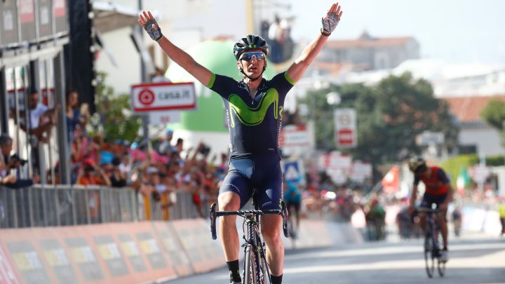 El ciclista epañol Gorka Izagirre celebra su victoria en la octava etapa del Giro de Italia 2017 en Peschichi durante su etapa en el Movistar.