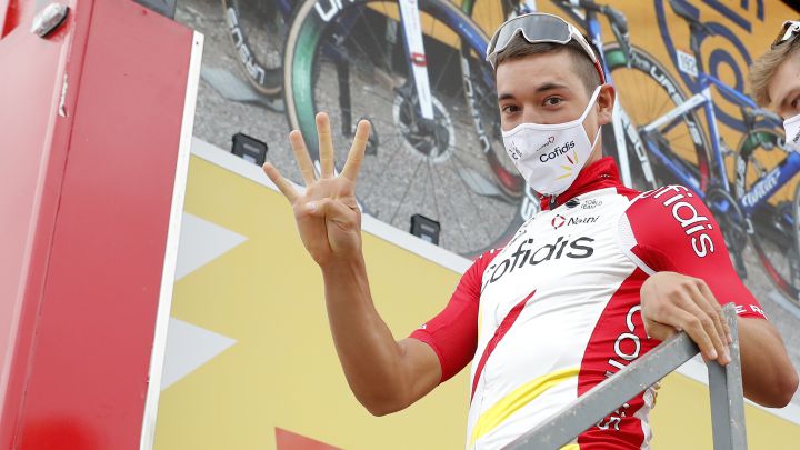 El ciclista Fernando Barceló saluda a la cámara de AS antes de la cuarta etapa de la Vuelta a España 2020 entre Garray y Ejea de los Caballeros.