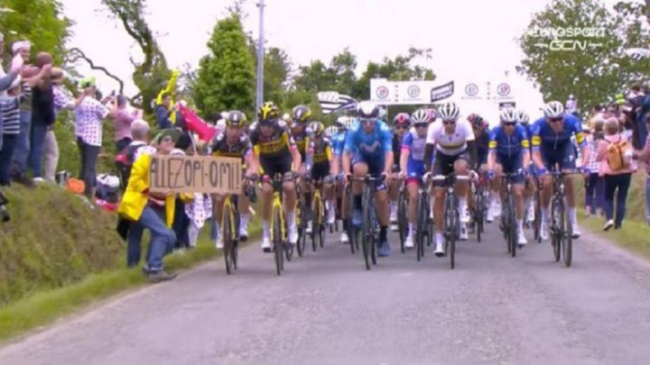 Momento en el que Tony Martin impacta con el cartel de "Allez Opi Omi" durante la primera etapa del Tour de Francia 2021 y que provocó una caída masiva en el pelotón.