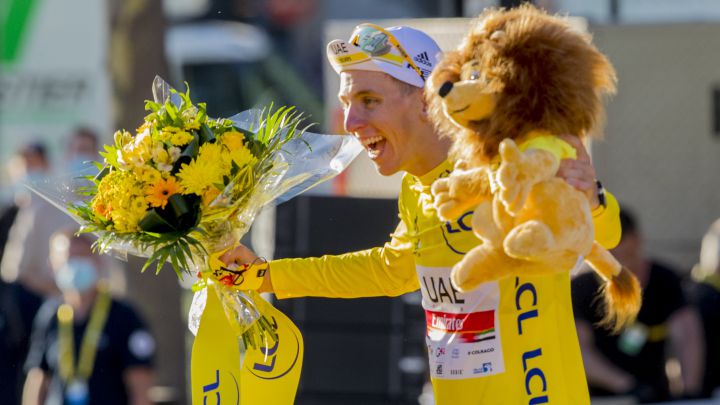 El ciclista esloveno del UAE Emirates Tadej Pogacar celebra su victoria en la general del Tour de Francia 2021 sobre el podio de los Campos Elíseos.