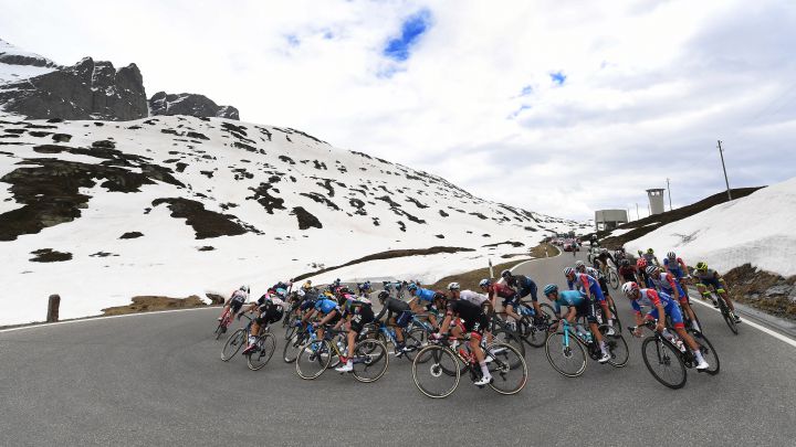 El pelotón rueda en el Passo San Bernardino durante la vigésima etapa del Giro de Italia 2021.