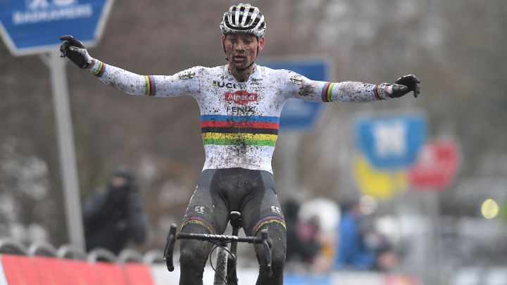 Mathieu Van Der Poel celebra su victoria en la carrera de ciclocrós de Flandriencross de 2021 en Hamme.
