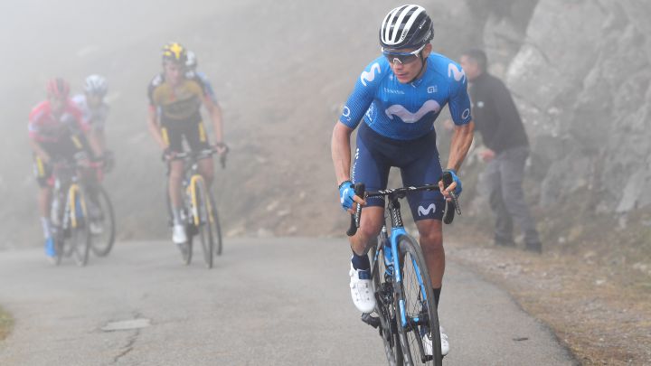 Miguel Ángel López ataca durante la decimoctava etapa de La Vuelta 2021 con final en el Alto del Gamoniteiro.
