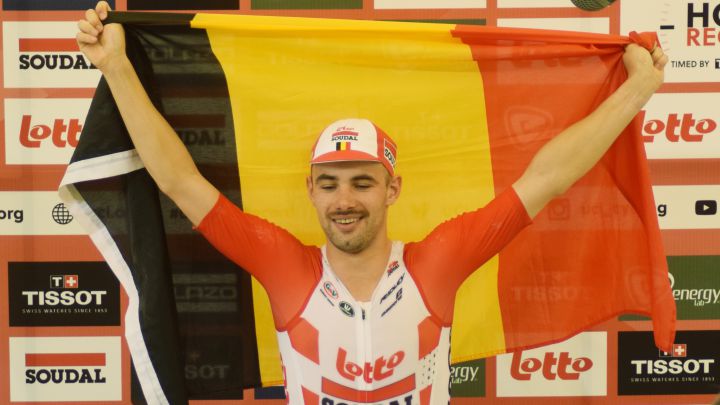 Victor Campenaerts posa con la bandera de Bélgica tras batir el récord de la hora en abril de 2019.