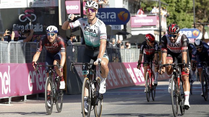 El ciclista eslovaco Peter Sagan celebra su victoria en la décima etapa del Giro de Italia 2021 tras imponerse en el esprint de Foligno.