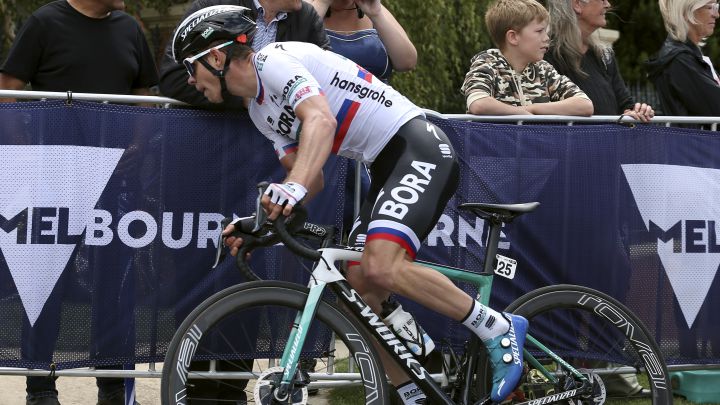 El ciclista esloveno Juraj Sagan compite durante la Cadel Evans Great Ocean Road Race de 2020.