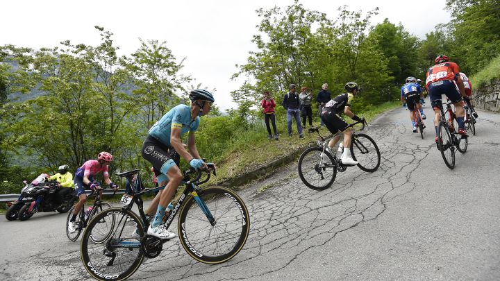 Giulio Ciccone, Damiano Caruso, Mikel Nieve of Spain, Jan Hirt y Joe Dombrowski suben al Passo del Mortirolo durante la decimosexta etapa del Giro de Italia 2019.